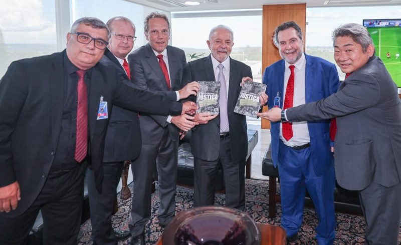 Na visita ao presidente Lula os irm&atilde;os Acioli e J&uacute;lio Cancellier estiveram acompanhados de servidor t&eacute;cnico administrativo da UFSC Marco Ant&ocirc;nio Martins, do professor de ci&ecirc;ncias cont&aacute;veis Vladimir Fey e o superintendente da Fepese, Marcelino Ito. – Foto: Divulga&ccedil;&atilde;o