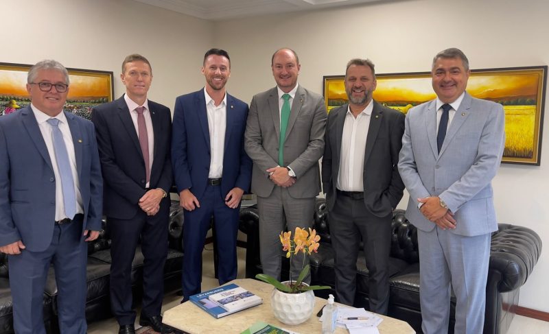 Novo l&iacute;der com o presidente Mauro de Nadal e membros da bancada – Foto: Simone Sartori