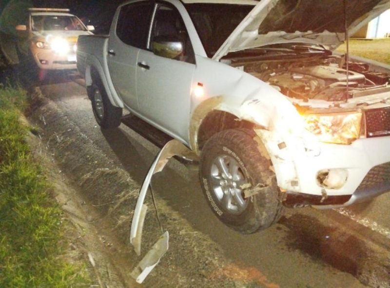 Condutor nada sofreu, no ve&iacute;culo com placas de Lages – Foto: PMRv/Divulga&ccedil;&atilde;o/ND
