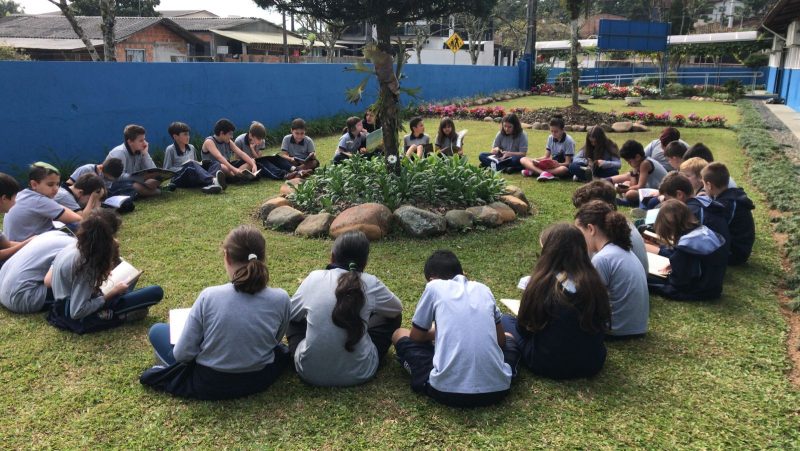 Em Joinville, alunos aproveitam para desenvolver o hábito da leitura na escola