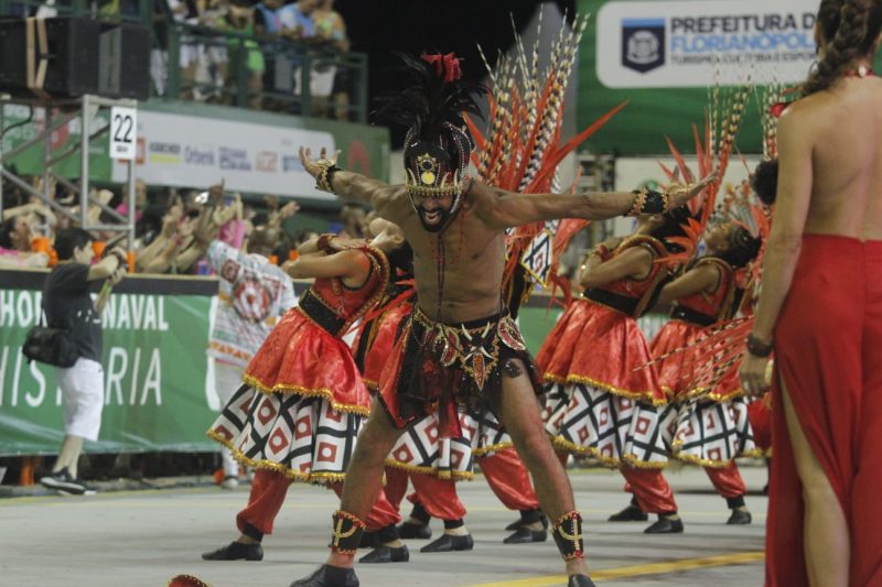 Carnaval da Gr&ecirc;mio Recreativo e Escola de Samba Consulado – Foto: Leo Munhoz/ND
