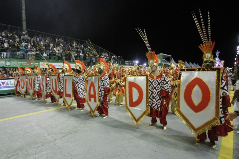 Consulado foi a antepen&uacute;ltima escola a se apresentar – Foto: Leo Munhoz/ND