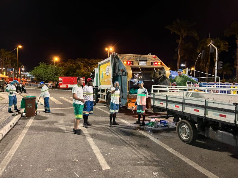 Trabalhadores da Comcap realizam limpeza urbana em Florianópolis.