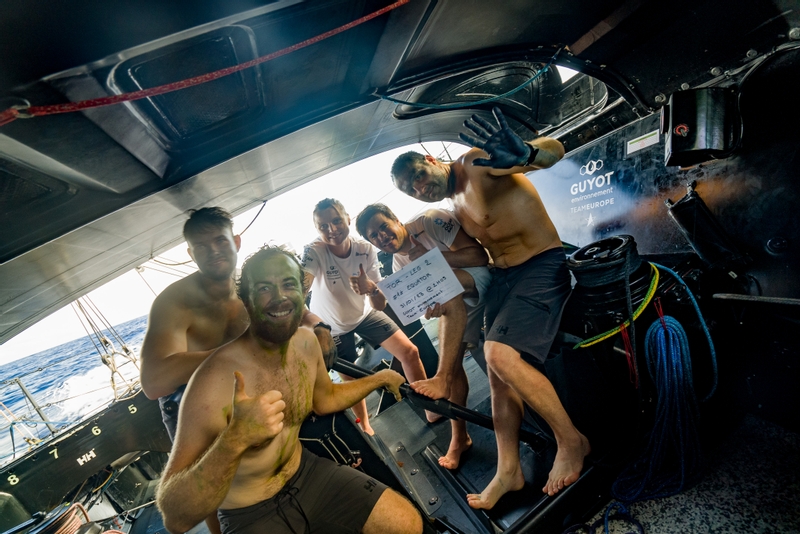 Velejadores passam por “trote” ap&oacute;s cruzarem linha do Equador – Foto: Biotherm/The Ocean Race/Divulga&ccedil;&atilde;o/ND