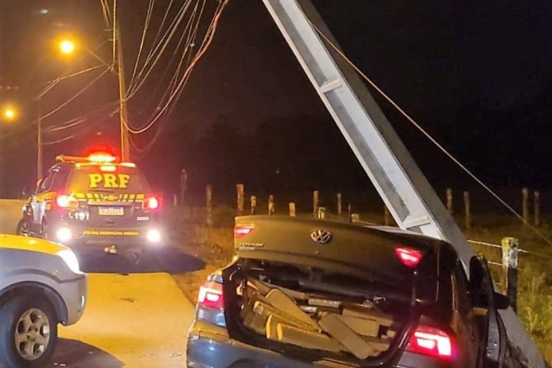 Motorista bateu o carro em poste ao tentar fugir da pol&iacute;cia – Foto: PRF/Divulga&ccedil;&atilde;o