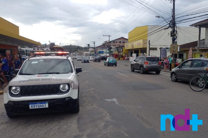 Av&oacute; e neto estavam em bicicleta – Foto: Robson Oliveira/NDTV