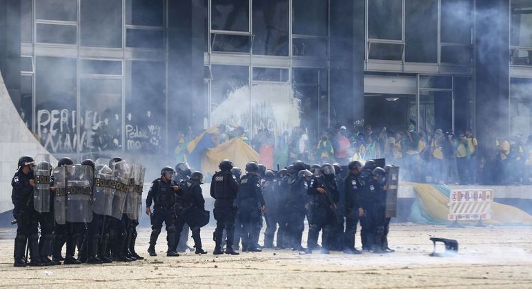 Barreira policial durante invas&atilde;o por manifestantes do Pal&aacute;cio do Planalto, em 8 de janeiro – Foto: manifestantes-invadem-congresso-palacio-do-planalto-e-stf-27022023132611719