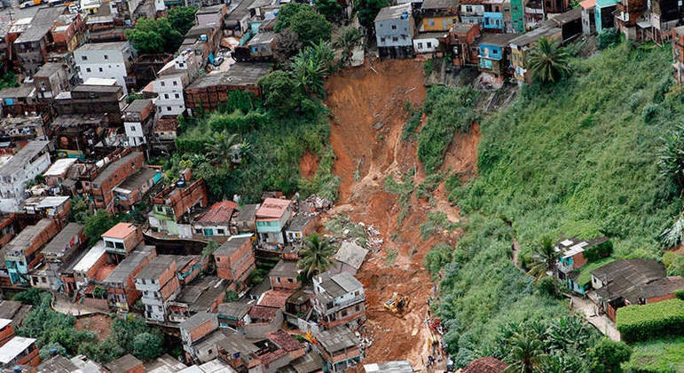 Deslizamento de terra provoca destrui&ccedil;&atilde;o de casas em &aacute;rea perif&eacute;rica – Foto: Manu Dias/GOVBA