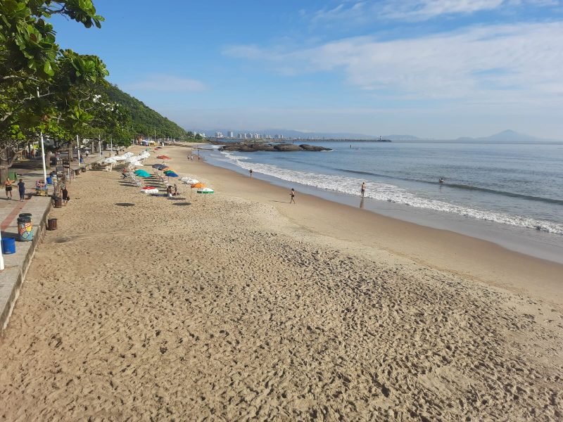 Visão da areia da Praia de Cabeçudas