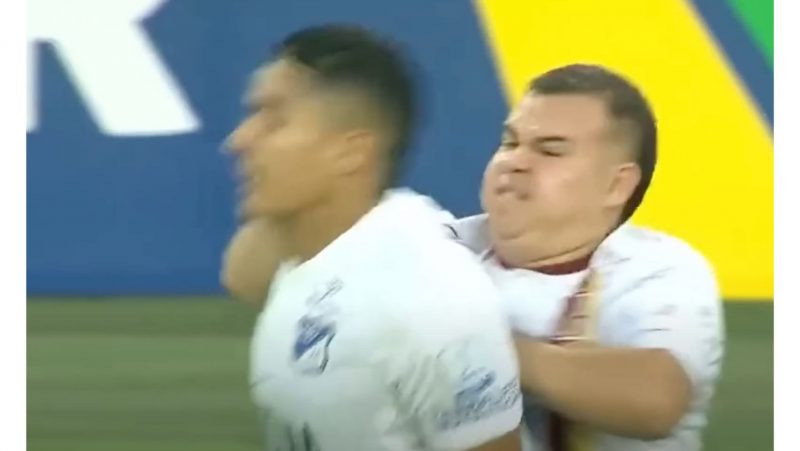 Torcedor agride jogador um pouco antes do in&iacute;cio da partida – Foto: Reprodu&ccedil;&atilde;o