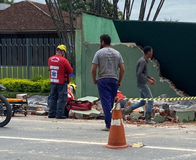 muro de escola cai e atinge trabalhador 