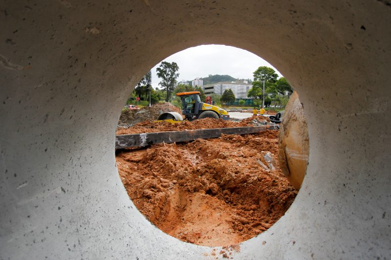 Transtorno na mobilidade provocado por grandes obras &eacute; um dos desafios de implanta&ccedil;&atilde;o de saneamento nas cidades – Foto: Leo Munhoz/ND