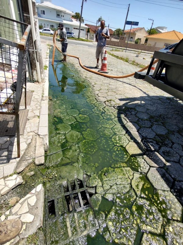 Local denunciado pelo descarte de esgoto em via p&uacute;blica que se acumulou em frente &agrave;s resid&ecirc;ncias – Foto: PMF/Divulga&ccedil;&atilde;o/ND