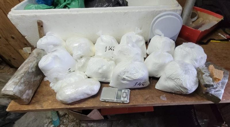 Policiais apreenderam uma pistola, maconha, coca&iacute;na e crack em bairros do munic&iacute;pio – Foto: Divulga&ccedil;&atilde;o/Pol&iacute;cia Militar/Reprodu&ccedil;&atilde;o/ND