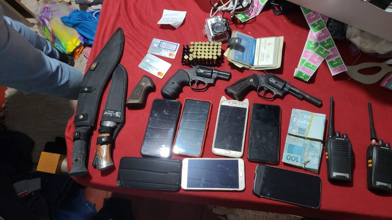 Armas, dinheiro em esp&eacute;cie e carros de luxo est&atilde;o entre itens apreendidos – Foto: Divulga&ccedil;&atilde;o