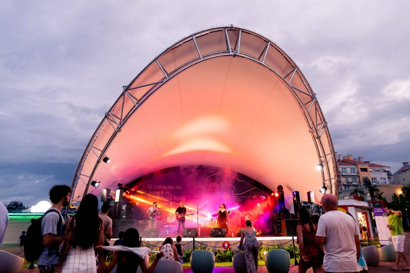 Palco plataforma lounge, em Jurer&ecirc; In – Foto: Igor Machado/Divulga&ccedil;&atilde;o/ND