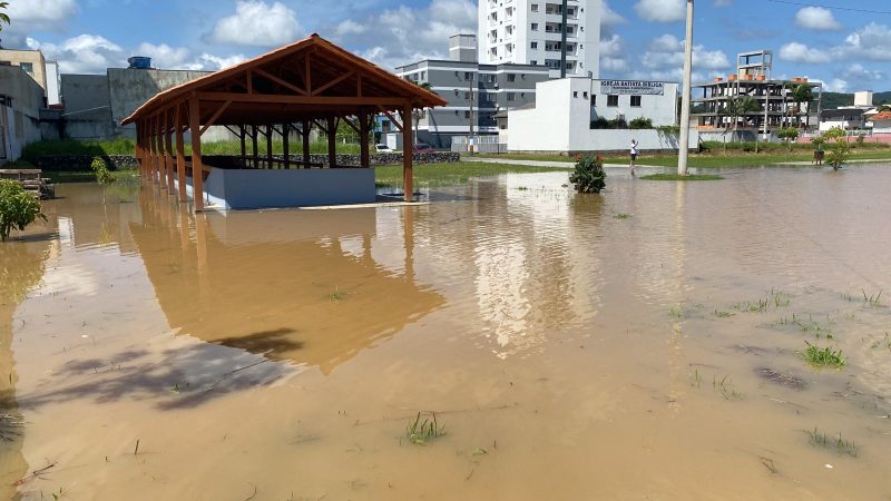 Regi&otilde;es baixas do bairro Santa Regina em Cambori&uacute; foram as mais afetadas pela chuva – Foto: Pedro Mariano/ND