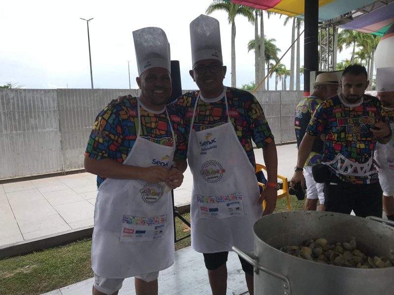 O coronel da Polícia Militar, Márcio Luiz Alves (à direita), de 57 anos, participa pela quarta vez do concurso. Desta vez ele preparou o “Berbigão do Dacica”, em homenagem ao ex-jogador de Avaí e Figueirense, que morreu na última terça-feira (7). “Ele era apaixonado pelo berbigão.” – Foto: Júlia Venâncio/ND