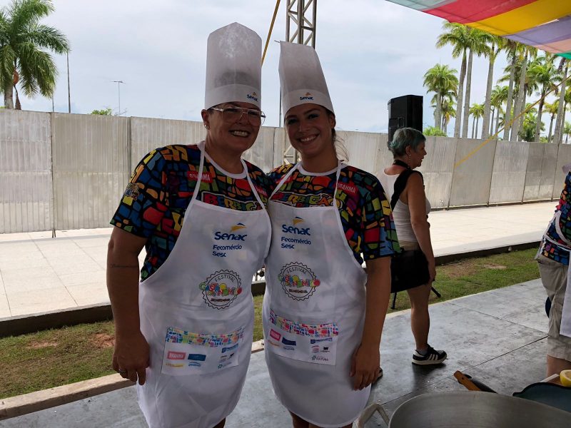 A gaúcha Camila Borges, de 30 anos, é apaixonada por Florianópolis e mora na Ilha há dez anos. Ela conta que é a primeira vez que concorre e está muito orgulhosa de preparar um prato que representa o mar. “É uma massa conchiglione, em formato de concha, representando o berbigão, com recheio de berbigão cremoso e ervas frescas, e a farofa de pão com limão siciliano que representa a areia da praia de Floripa”, conta a gaúcha, que divide a autoria do prato com Emilliane Barbosa