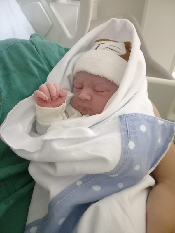 Mulher d&aacute; &agrave; luz dentro do pr&oacute;prio carro &agrave;s margens de rua movimentada em Blumenau – Foto: Arquivo Pessoal/Reprodu&ccedil;&atilde;o/ND