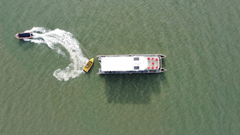 Foto mostra Catamarã em Florianópolis