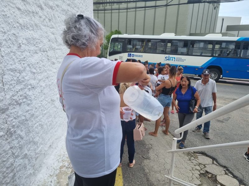 Familiares dos detentos aguardam para receber not&iacute;cias. Pastoral Carcer&aacute;ria presta apoio aos familiares – Foto: Ana Schoeller/ND