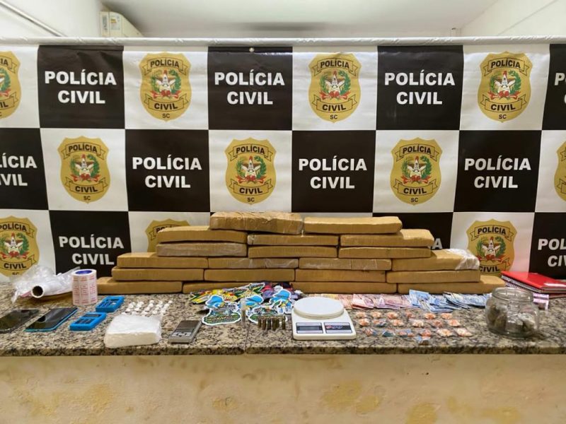 Drogas foram localizadas na casa do suspeito, em Cambori&uacute; – Foto: Pol&iacute;cia Civil/Reprodu&ccedil;&atilde;o/ND