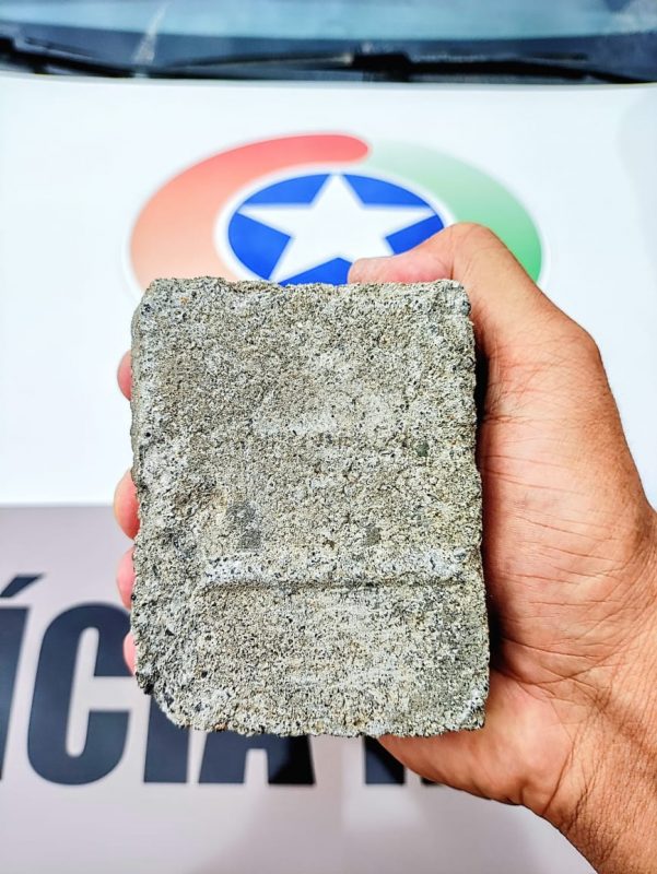 Esta foi a pedra usada para atacar policial militar em Penha – Foto: Pol&iacute;cia Militar/Divulga&ccedil;&atilde;o