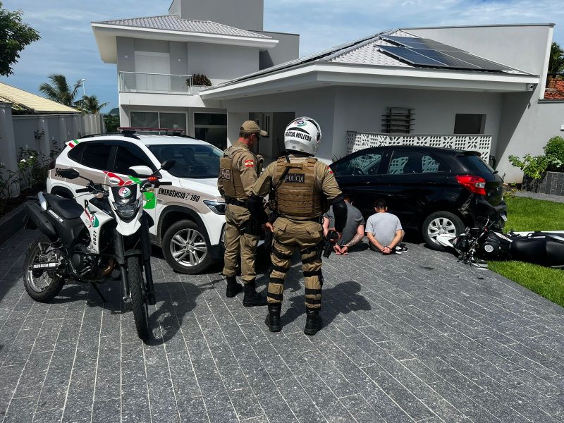 Os dois suspeitos foram presos ap&oacute;s persegui&ccedil;&atilde;o – Foto: Pol&iacute;cia Militar/Reprodu&ccedil;&atilde;o/ND