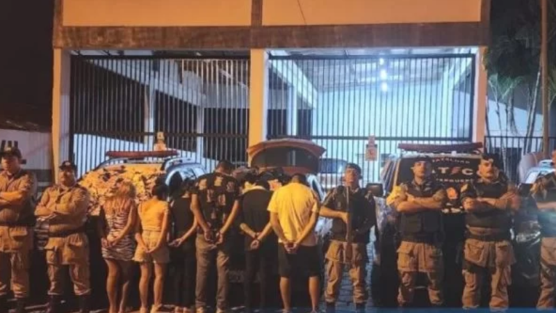 Peruanos presos por furto em Goi&acirc;nia: calcinhas e cuecas para serem vendidas em S&atilde;o Paulo – Foto: Divulga&ccedil;&atilde;o PMGO