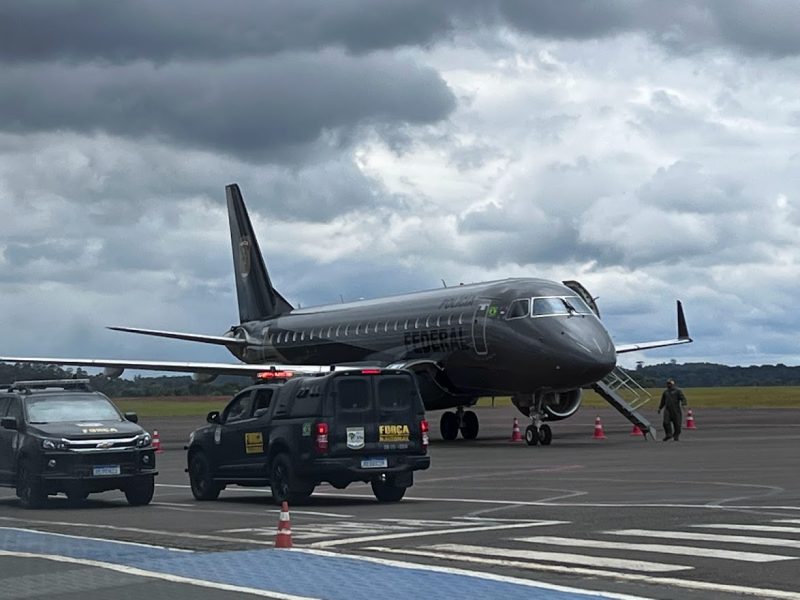 Avi&atilde;o chegou na cidade no fim da manh&atilde; – Foto: Willian Ricardo/ND