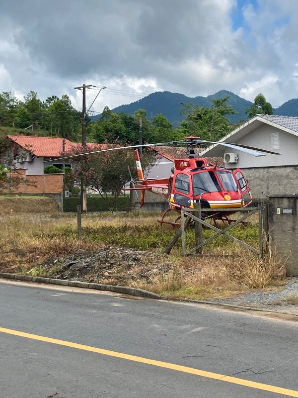Idoso leva 20 picadas de abelhas em Timb&oacute; e &eacute; encaminhado de helic&oacute;ptero para o hospital – Foto: Divulga&ccedil;&atilde;o/Corpo de Bombeiros Militar