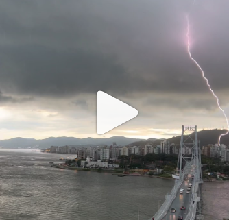 Imagens de raios caindo no mar de Florian&oacute;polis viralizam nas redes sociais – Foto: Reprodu&ccedil;&atilde;o/instagram