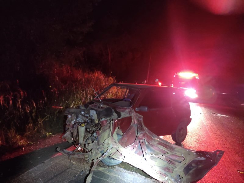 O motorista do carro ficou ferido ap&oacute;s a colis&atilde;o em Quilombo. &mdash; Foto: PMRv/Reprodu&ccedil;&atilde;o/ND