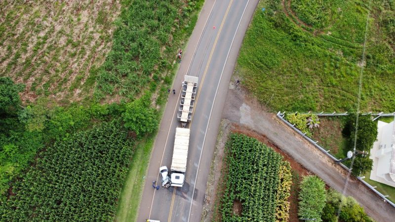 Um jovem morreu ap&oacute;s uma violenta colis&atilde;o entre um caminh&atilde;o e um carro em Tangar&aacute;. &mdash; Foto: PMRv/Reprodu&ccedil;&atilde;o/ND