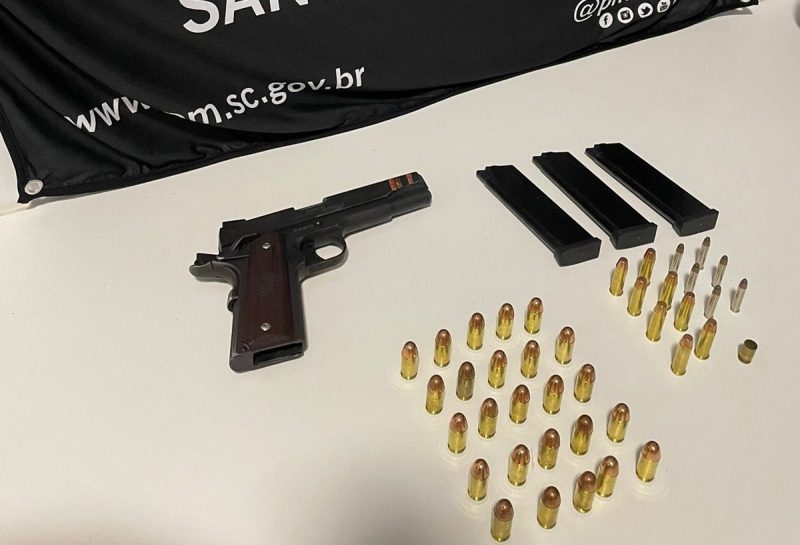 Um homem foi preso ap&oacute;s uma abordagem policial na SC-480, em Chapec&oacute;, com ele estava uma pistola e muni&ccedil;&otilde;es. &mdash; Foto: PMRv/Reprodu&ccedil;&atilde;o/ND