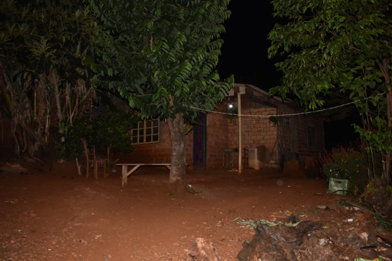 Um homem foi encontrado morto em cima da cama no interior de Guatamb&uacute;. &mdash; Foto: Pol&iacute;cia Cient&iacute;fica/Reprodu&ccedil;&atilde;o/ND