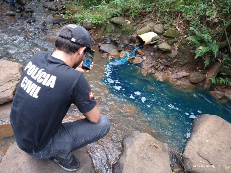 Os &oacute;rg&atilde;os envolvidos no caso, realizaram na manh&atilde; de ter&ccedil;a-feira (14), uma fiscaliza&ccedil;&atilde;o e registrou o despejo de res&iacute;duos org&acirc;nicos e qu&iacute;micos no rio Serrinha. &mdash; Foto: Pol&iacute;cia Civil/Reprodu&ccedil;&atilde;o/ND