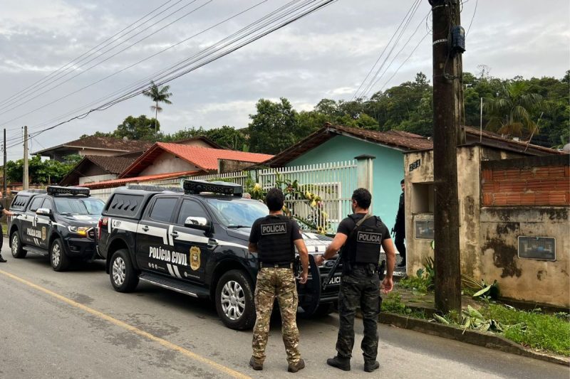 Suspeitos por tentativa de homic&iacute;dio em Jaragu&aacute; do Sul foram presos em Joinville – Foto: Pol&iacute;cia Civil/Divulga&ccedil;&atilde;o