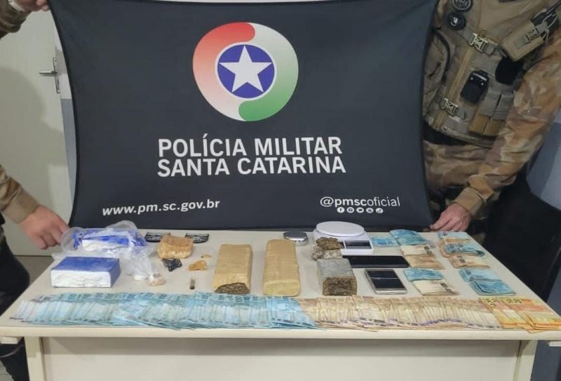 Com os homens estava a quantia de R$ 25 mil, al&eacute;m de drogas, em Chapec&oacute;. &mdash; Foto: Pol&iacute;cia Militar/Reprodu&ccedil;&atilde;o/ND