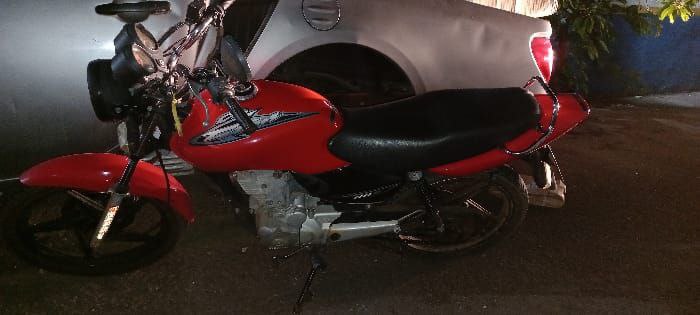 A pol&iacute;cia encontrou o homem empurrando a motocicleta no Centro de Chapec&oacute;. &mdash; Foto: Pol&iacute;cia Militar/Reprodu&ccedil;&atilde;o/ND