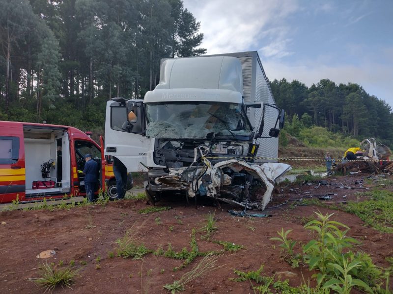 Tr&ecirc;s pessoas morreram ap&oacute;s um grave acidente entre um caminh&atilde;o e uma camionete na SC-120. &mdash; Foto: Pol&iacute;cia Rodoviu&aacute;ria Estadual (3)