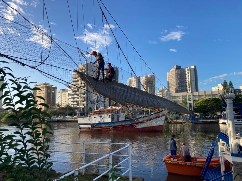 Momento em que estrados da ponte s&atilde;o desmontados – Foto: Divulga&ccedil;&atilde;o/ND
