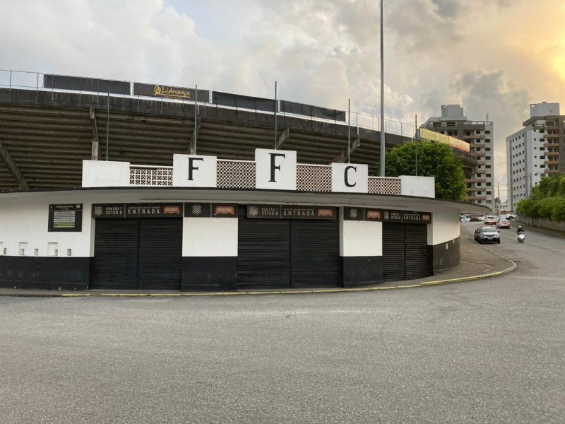 Port&atilde;o da torcida do Figueirense. Est&aacute;dio Orlando Scarpelli – Foto: Marcos Jord&atilde;o/ND