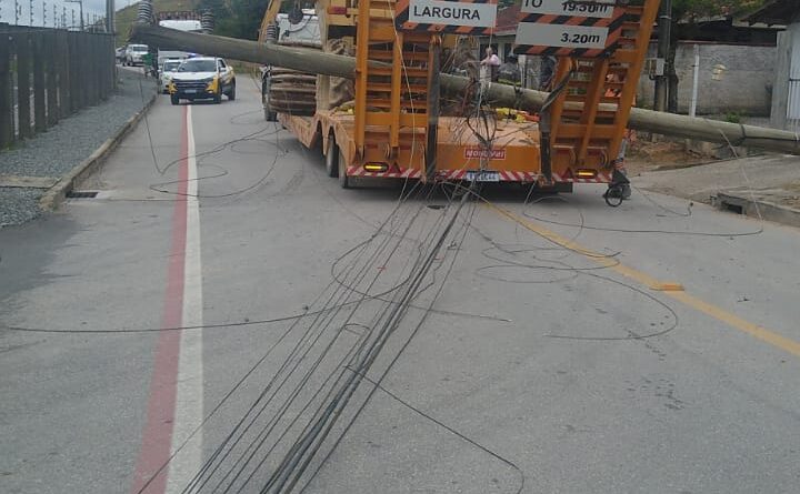 Acidente com caminh&atilde;o derrubou tr&ecirc;s postes em Gaspar – Foto: Divulga&ccedil;&atilde;o/Prefeitura de Gaspar