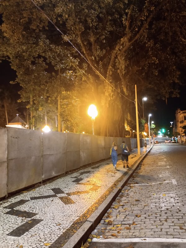 Pra&ccedil;a XV cercada por tapumes: prote&ccedil;&atilde;o para evitar danos nos dias de Carnaval – Foto: Fabio Gadotti/ND