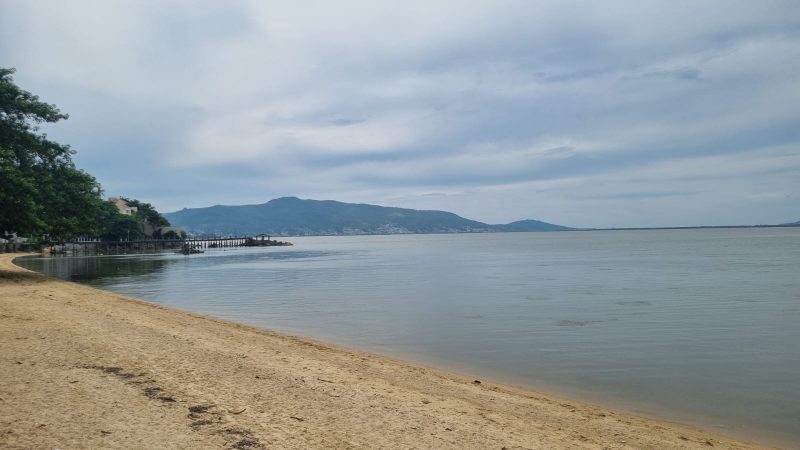 Enquanto a balneabilidade n&atilde;o retorna, o cen&aacute;rio &eacute; de praia vazia – Foto: Kelly Borges/ND