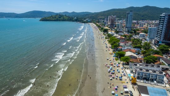 Casal é flagrado em ato obsceno em praia de Bombinhas; polícia investiga, Santa Catarina