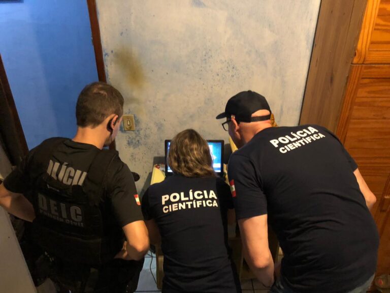 Pol&iacute;cia apreendeu conte&uacute;do na casa do suspeito – Foto: PCSC/Divulga&ccedil;&atilde;o/ND