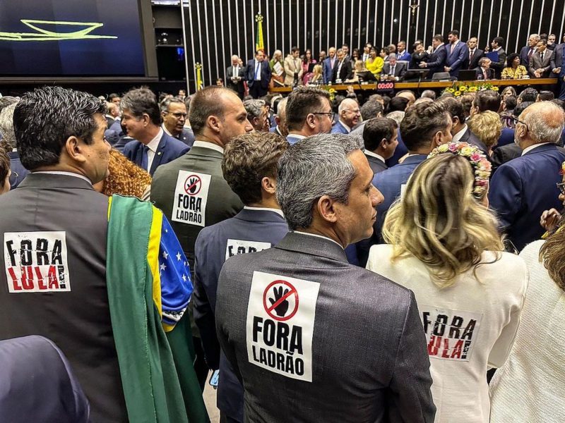 Deputados do PL usaram adesivos durante a posse pedindo “Fora Lula” &mdash; Foto: C&acirc;mara dos Deputados/Divulga&ccedil;&atilde;o/ND
